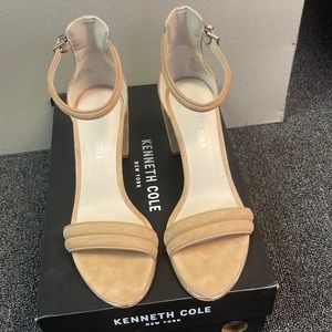 Kenneth Cole Size 6 Buff Colored Sandals